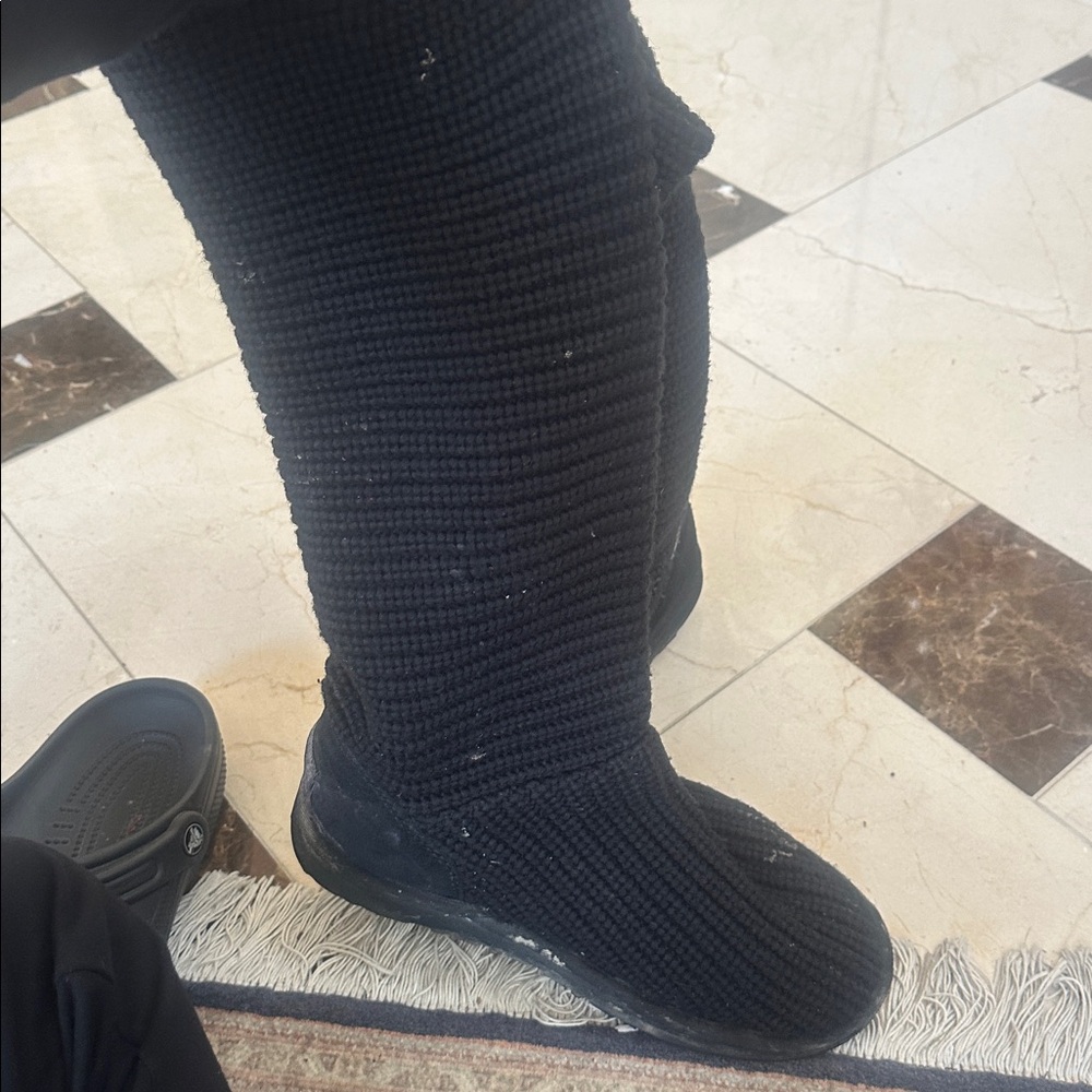 UGGS size 9 - Picture 3 of 6